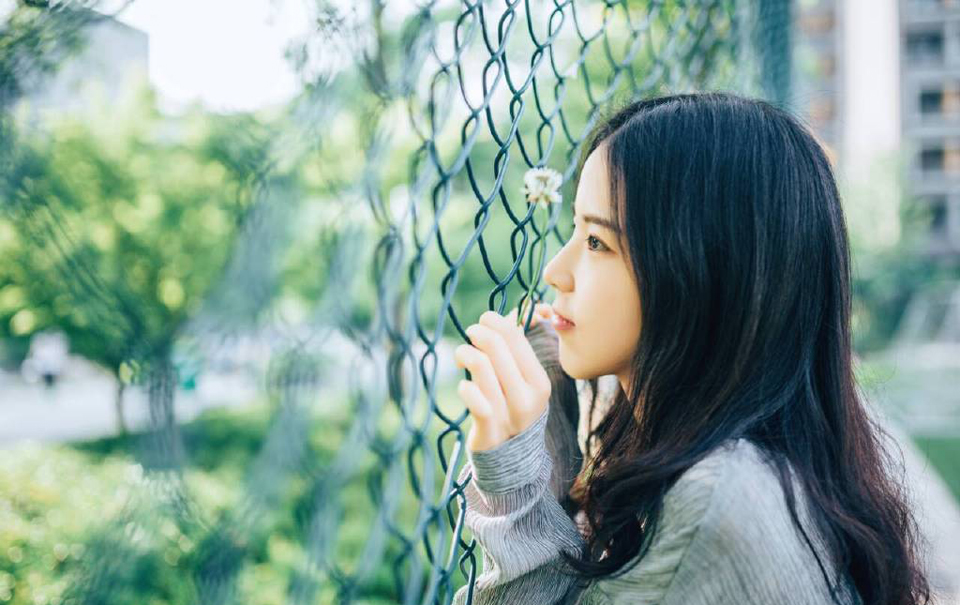 当众人警惕的来到营寨的时候，看着围在原本存放王印的房舍之外，一圈圈横七竖八的尸体以各种姿势倒在地上的时候，还是吃了一惊，不是因为死人，而是因为众人经过确认之后，这留在营寨里的四百人，竟然没有一个活口。